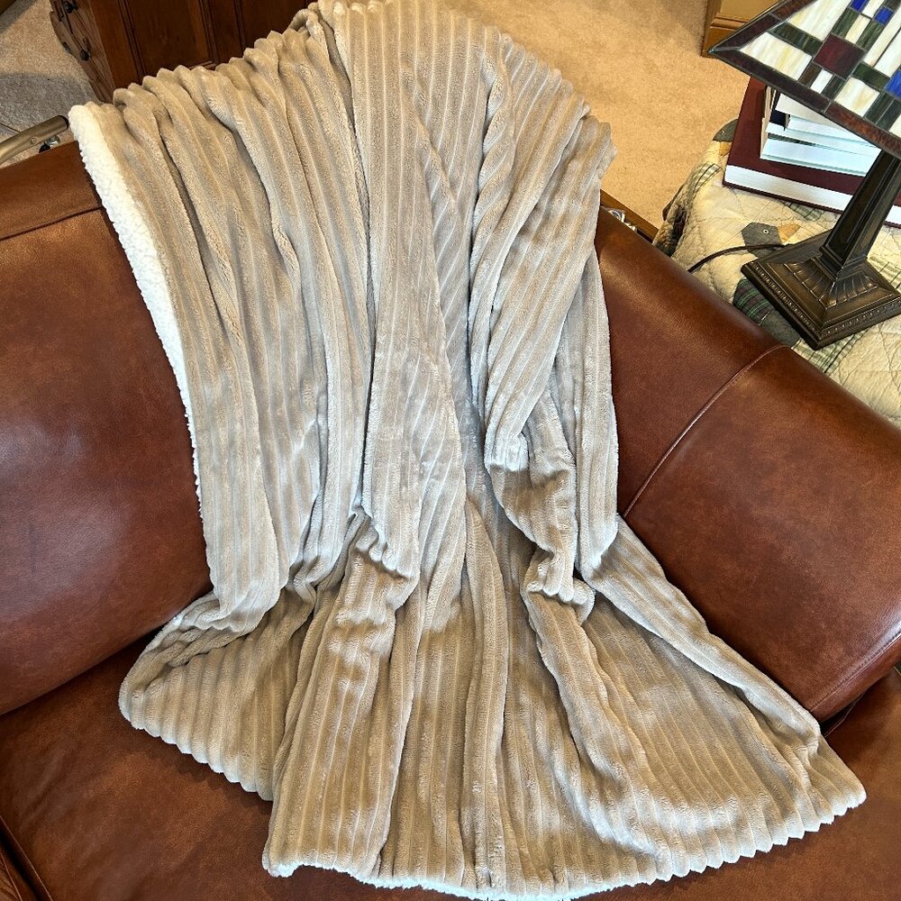 Ariel Reversible Micro-Mink and Silk-Touch Sherpa Plush Throw (NEW)